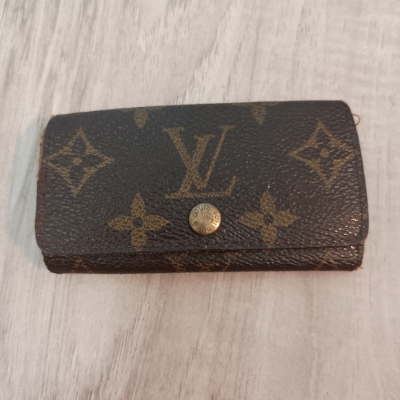 LOUIS VUITTON 4 Key Holder in Monogram Canvas - Picture 1 of 10